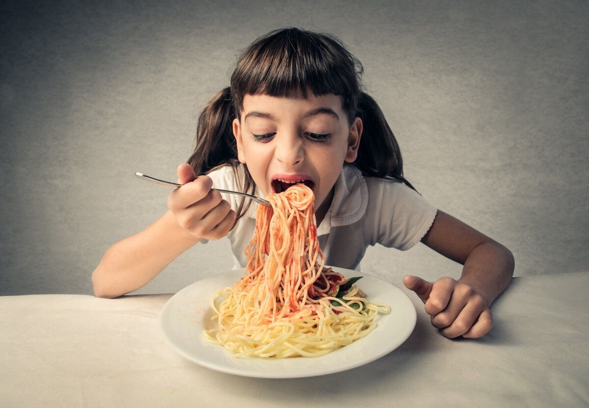 Очень голодная женщина. Девушка с макаронами. Девочка ест макароны. Макароны для детей. Девушка ест макароны.