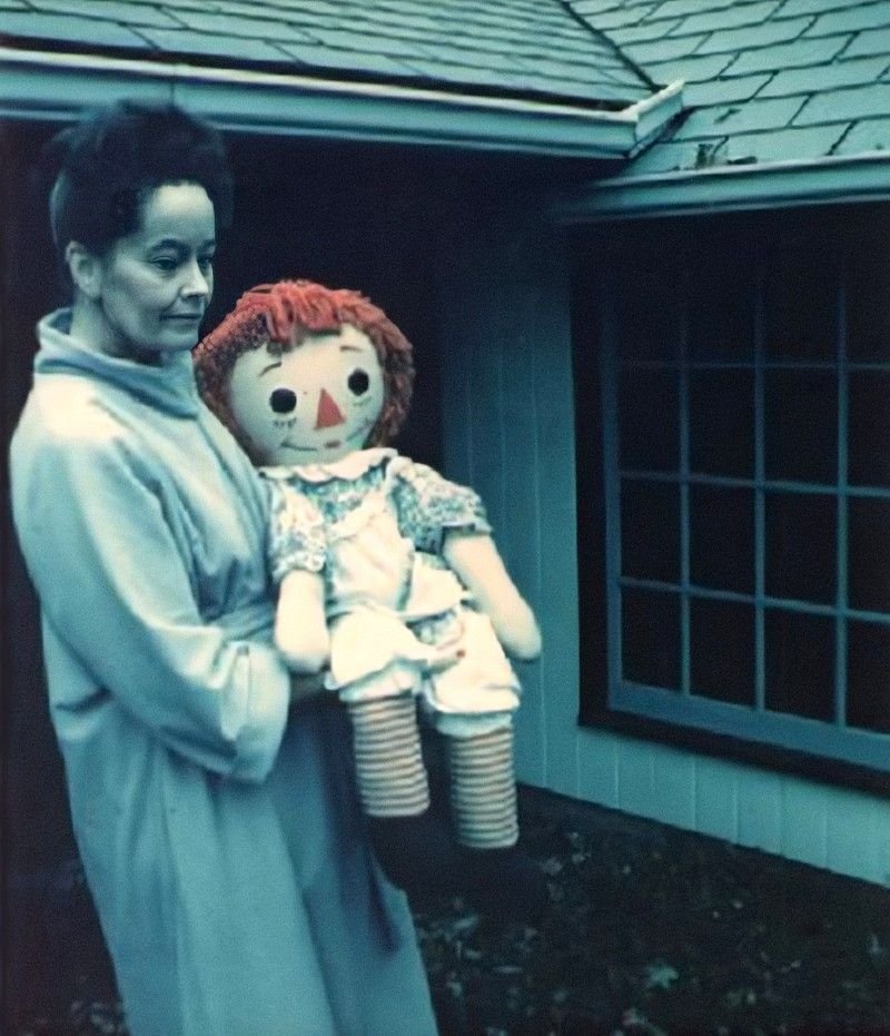 Малышка крепко держала кукол. Лорейн и Эд Уоррен кукла Анабель. Реальная кукла Аннабель Эд и Лоррейн Уоррен. Кукла Анабель Заклятие.