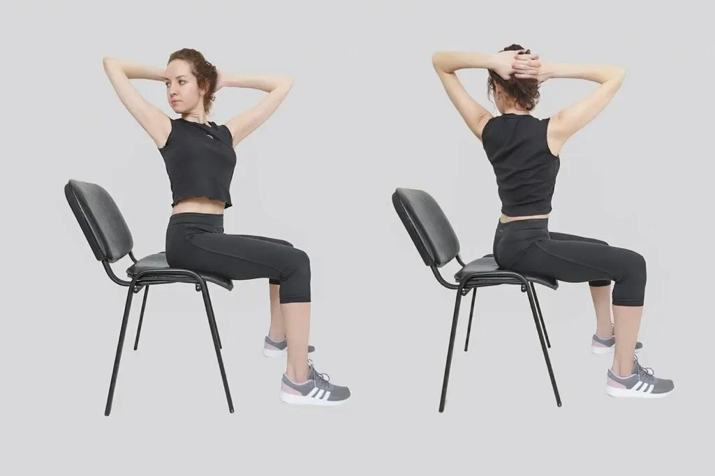 Повороты поясницы. Упражнения на стуле. Упражнения сидя на стуле. Упражнение скручивание на стуле. Упражнения для позвоночника на стуле.