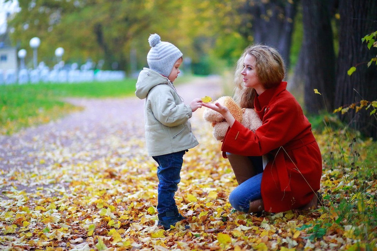 Мама гуляет в парке. Дети на прогулке. Мама с ребенком на прогулке. Дети на прогулке осенью. Осенняя прогулка.