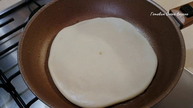 Быстрый рецепт вкусного хачапури на сковороде. В них тонкое тесто и вкусная, сочная начинка