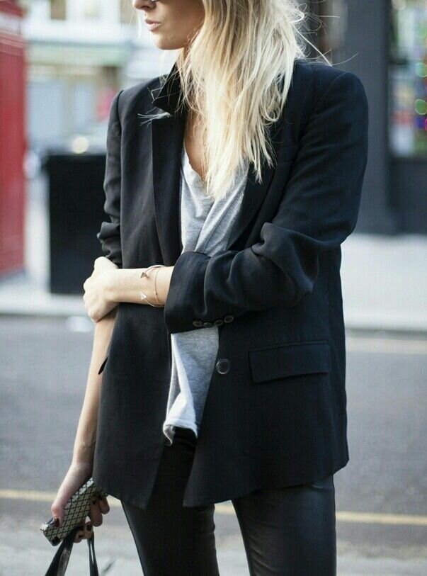 Пиджак мужского кроя. Блондинка в черном пиджаке. Девушка в черном пиджаке. Фотосессия в пиджаке. Образ блондинки в черном пиджаке.