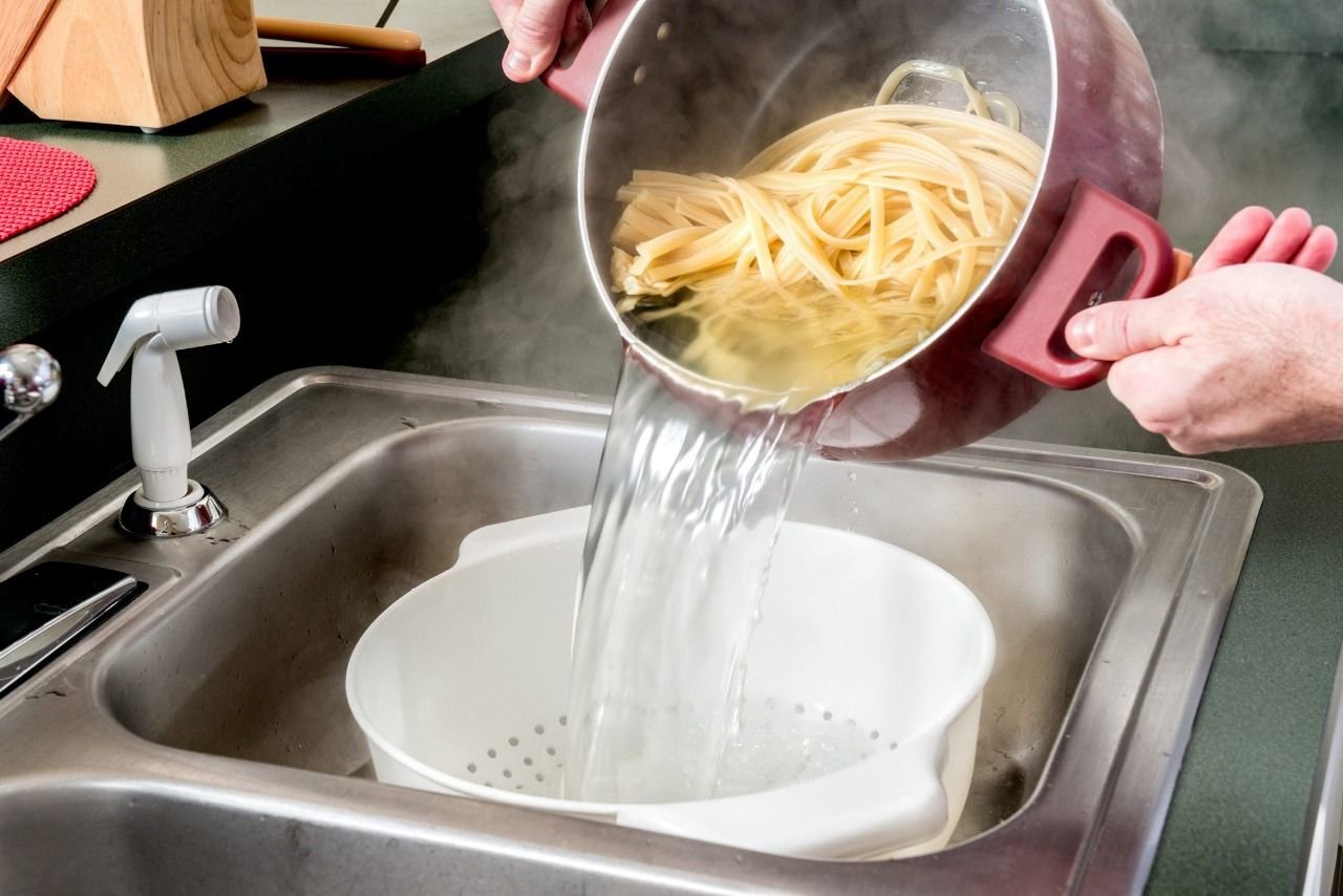 Макароны в кипящую или холодную воду. Дуршлаг для макарон. Сливаем макароны в дуршлаг. Дуршлаг для спагетти. Промыть макароны.