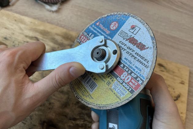 Как решить проблему с прикипевшей гайкой на УШМ чтобы легко откручивать диски для замены