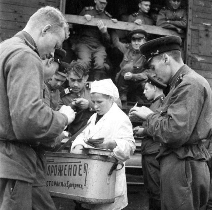 1956 год в россии. Мороженое в войну. Советское мороженое фото. Солдат с эскимо. Солдаты 1956.