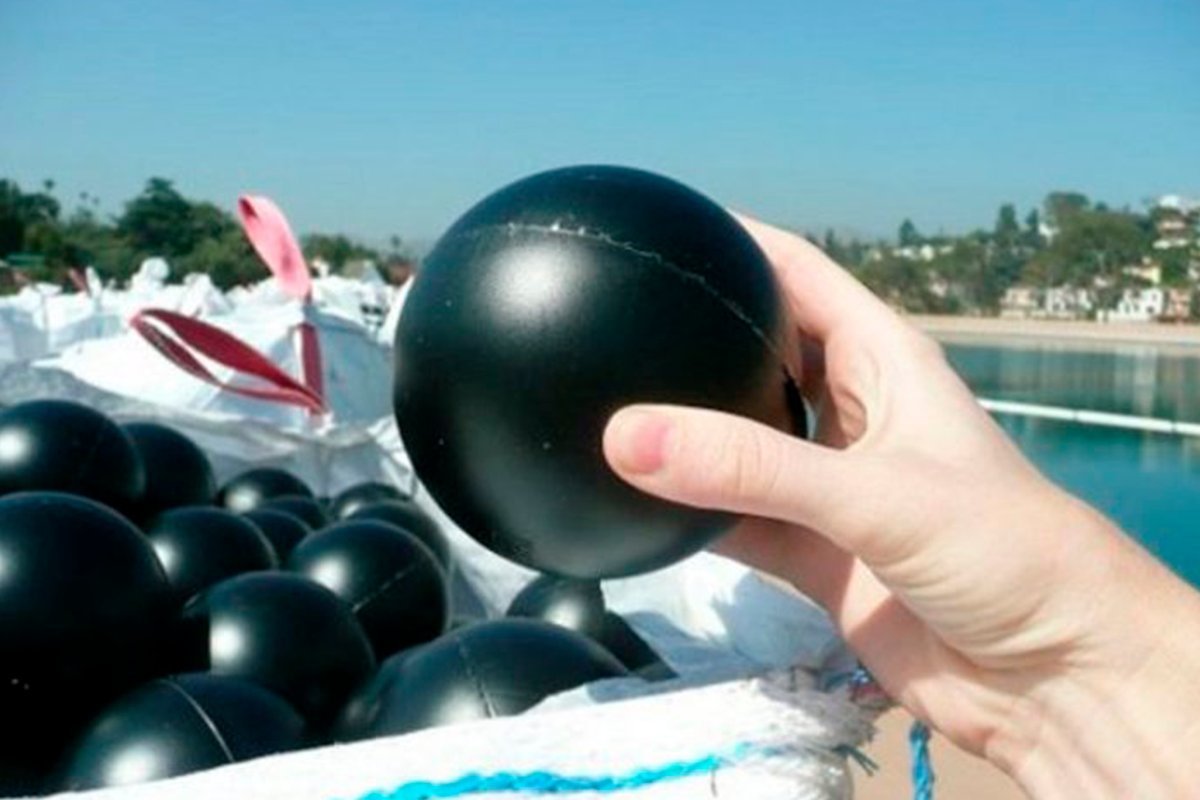 Кинуть шарик. Водохранилище Лос-Анджелеса с шариками. Водохранилище в Лос Анджелесе с черными шарами. Теневые шарики в водохранилище. Черный пластиковый шарик.