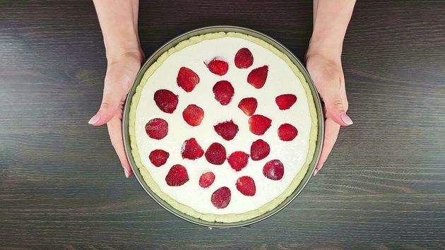 Вкусный пирог с творогом и ягодой, вкуснее чем чизкейк, а готовится легко, просто и из доступных продуктов