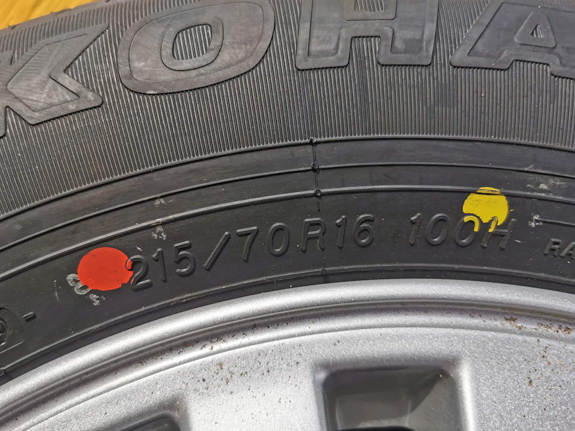 Red tyre. Балансировочная метка на шине. Красная и желтая точка на резине. Цветные точки на шинах. Цветная метка на шинах.