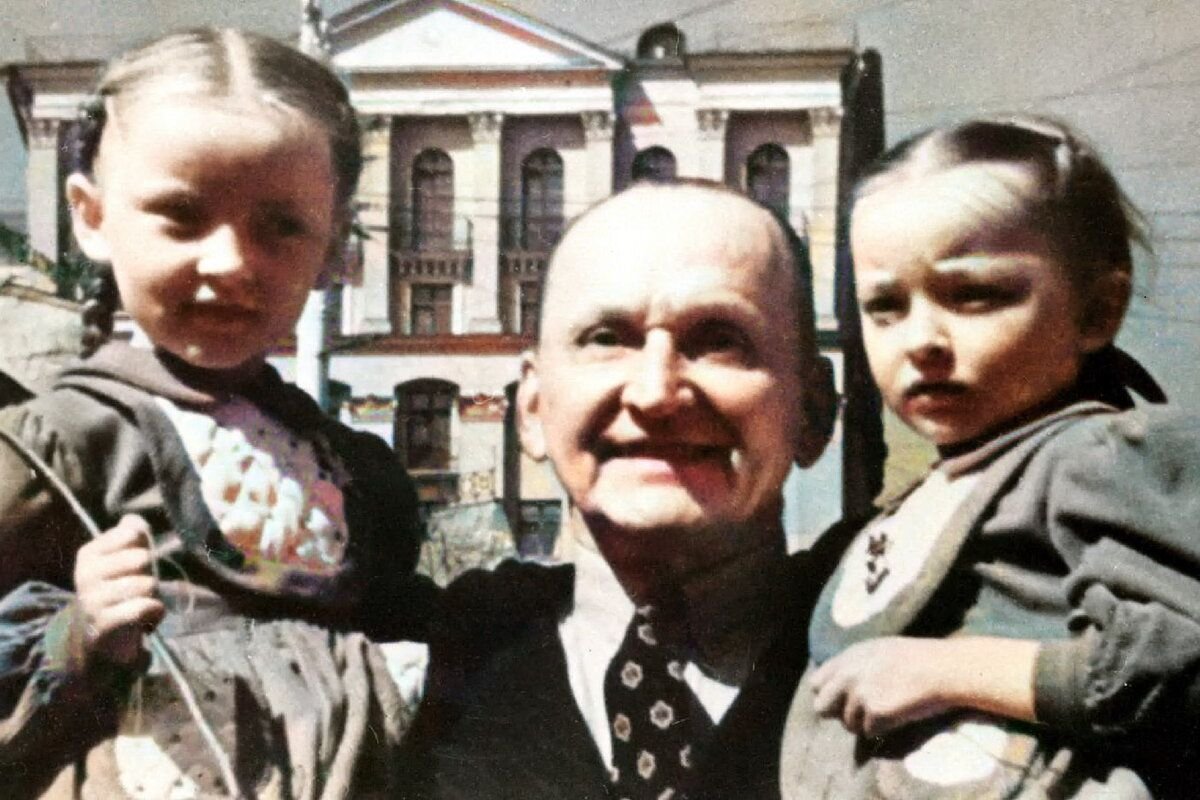 Александр Вертинский с дочерьми Марианной и Анастасией