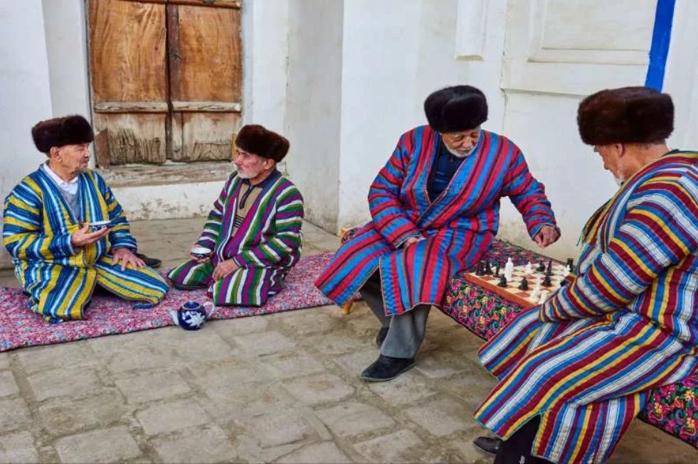 Узбекский 80. Чапан Самарканд. Национальная одежда узбеков. Узбекская Национальная одежда мужская. Жители средней Азии.