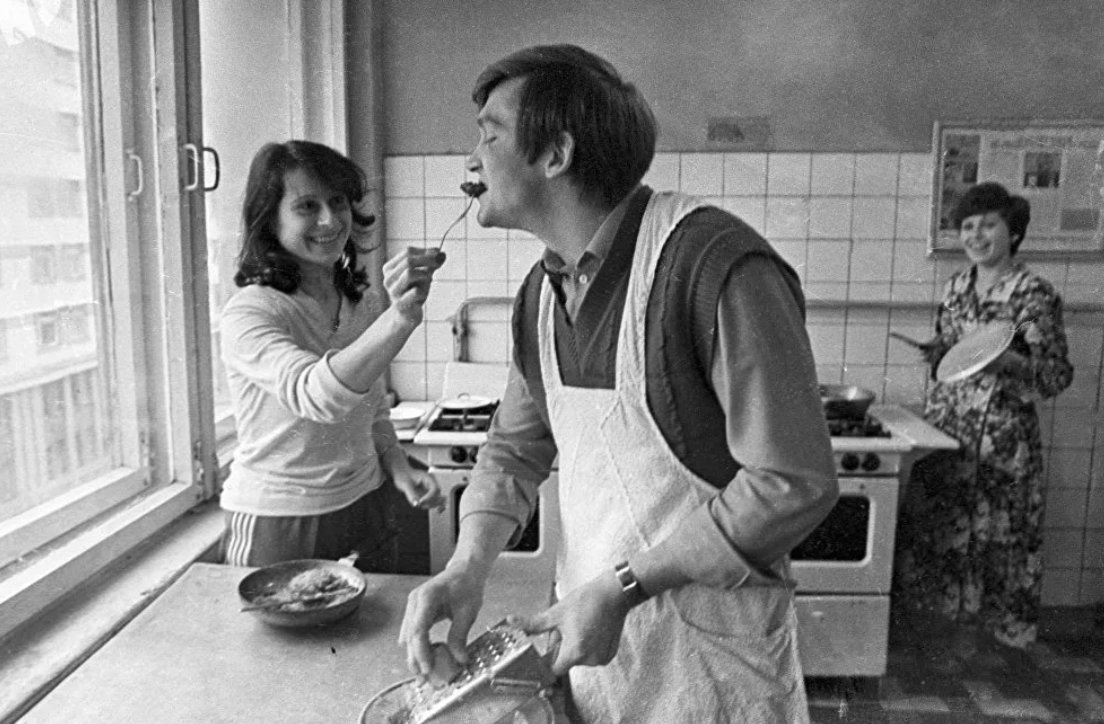 Как жили в 60 годы. Советское общежитие СССР. Студенты СССР. Быт советских людей. Советская женщина на кухне.