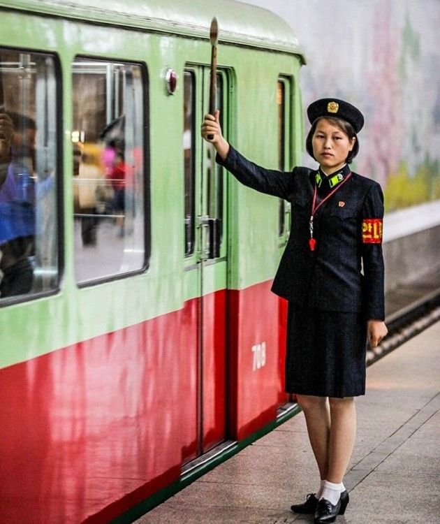 عامل مترو الانفاق في بيونغ يانغ.