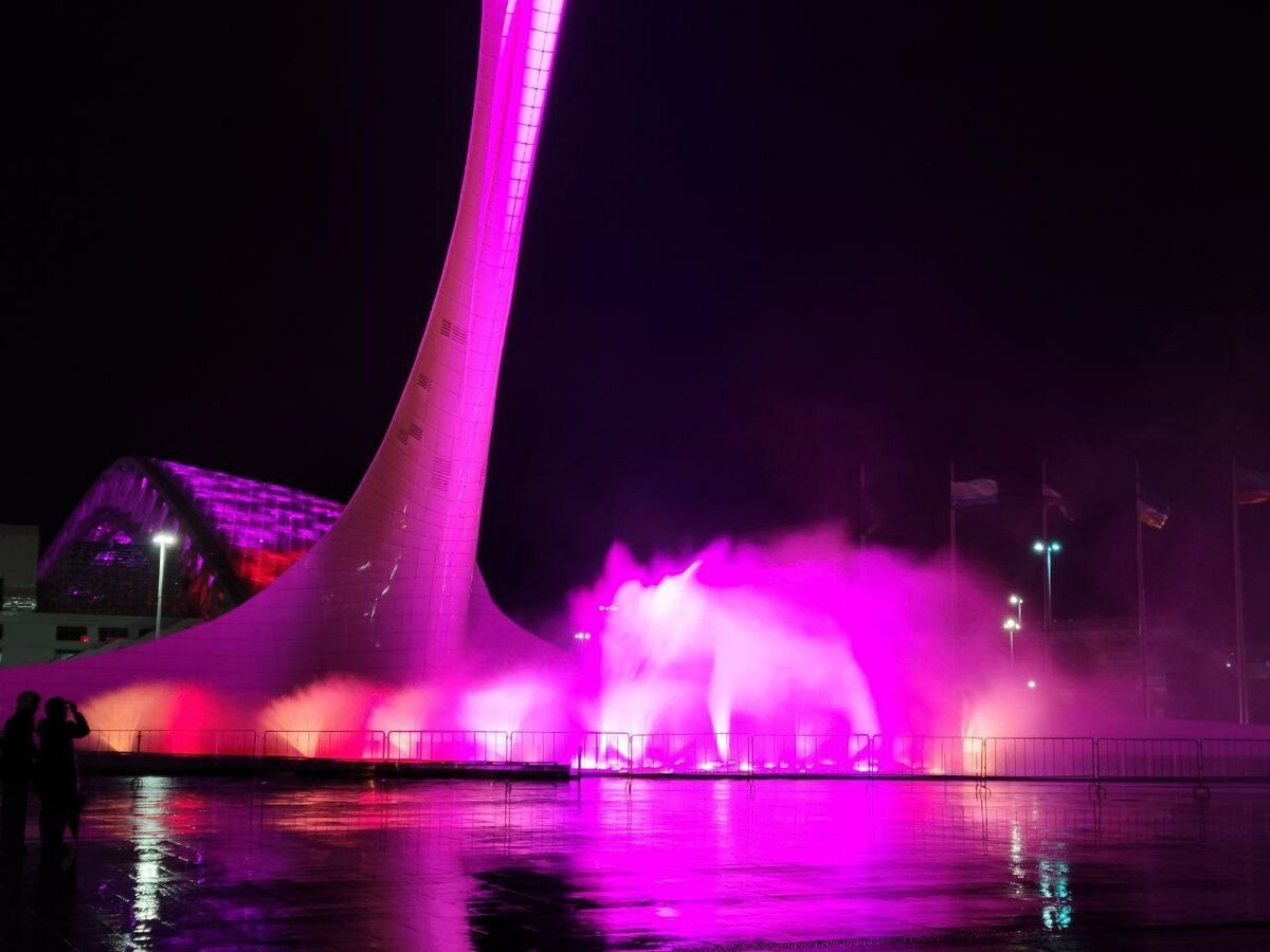 Расписание фонтанов в олимпийском парке 2024. Фонтан в Адлере Олимпийский. Фонтан в Сочи в Олимпийском парке. Поющие фонтаны в Адлере Сочи парк. Фонтан в Олимпийском парке Адлер.