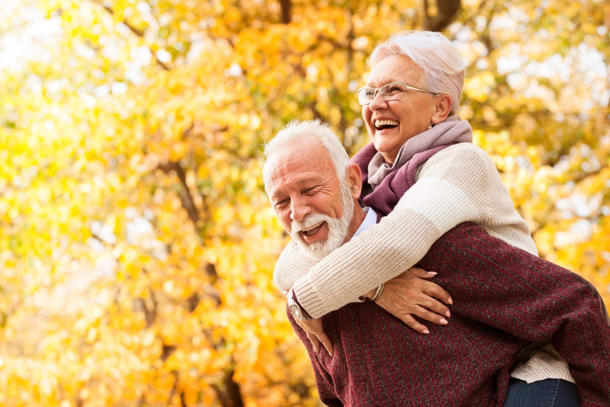 Пенсионеры осенью. Пожилые люди. Счастливые пожилые люди. Пара пожилых людей. Счастливые старики.