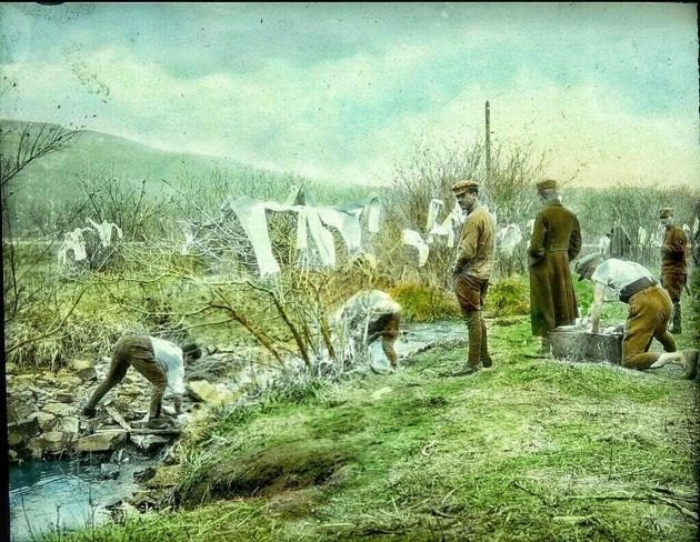 солдаты Чехословацкого корпуса стирают белье в сибирском ручье летом 1918 года