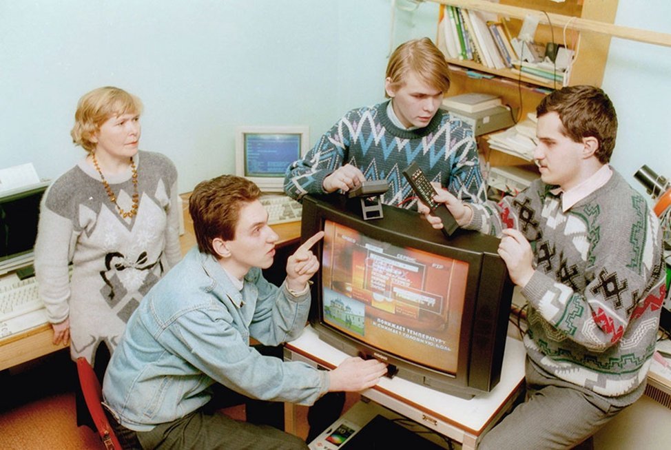 Канал 90 е. Телевизор в 90-е годы. Телевидение девяностых. Телевизор 90е. Телевизор в 80-е годы.