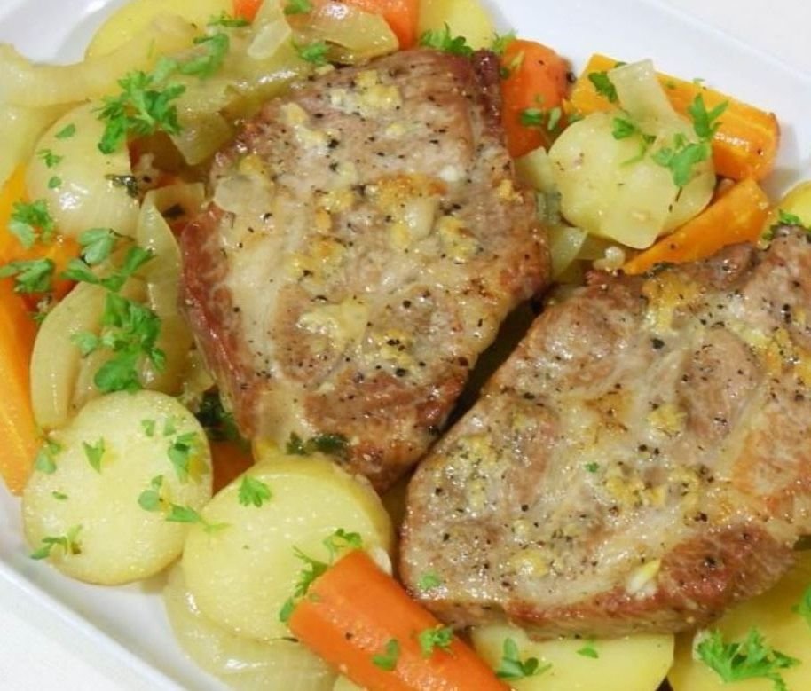 Рецепт блюд из мяса свинины простые. Свинина с картофелем. Блюда из свинины с картошкой. Запеченное мясо с овощами. Свинина запеченная с картофелем.