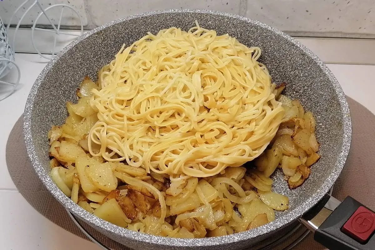 Рецепт лапши без картошки. Спагетти с картошкой. Жареная картошка с макаронами. Блюда из макарон и картошки. Картошка с спагетти жареный.
