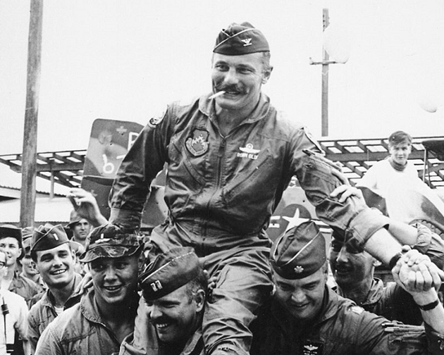 Летчики «волчьей стаи» 8-го тактического истребительного авиаполка несут своего командира полковника Робина Олдса на руках. Вьетнам, 1967 год