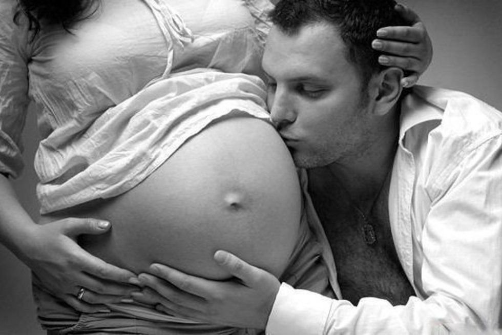 Видео жена забеременела. Беременность. Фото беременности. Целует беременный животик.