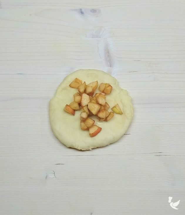Рецепт простой и вкусной выпечки: Порционный яблочный «Пирог-цветок»