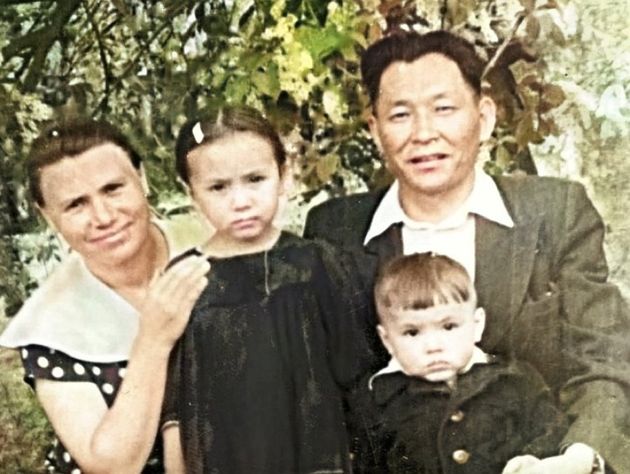 Сергей Шойгу (справа внизу) с родителями и старшей сестрой Ларисой