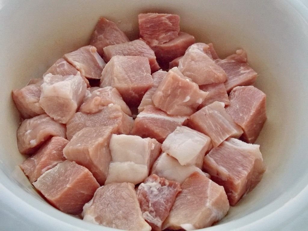 Маленькие кусочки мяса. Свинина нарезанная ломтиками. Нарезать свинину на шашлык. Свинину нарезать кубиком. Свинина порезанная кусочками.