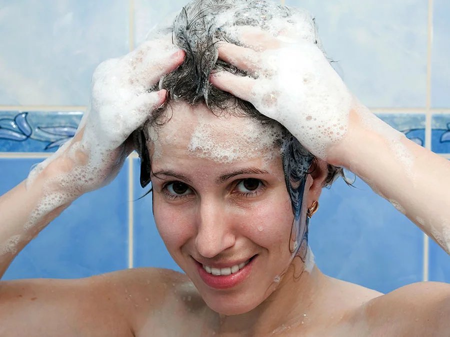 Покажи как женщины моются. Мытье головы. Мытье волос в ванной. Мытье головы шампунем. Женщина моет голову.