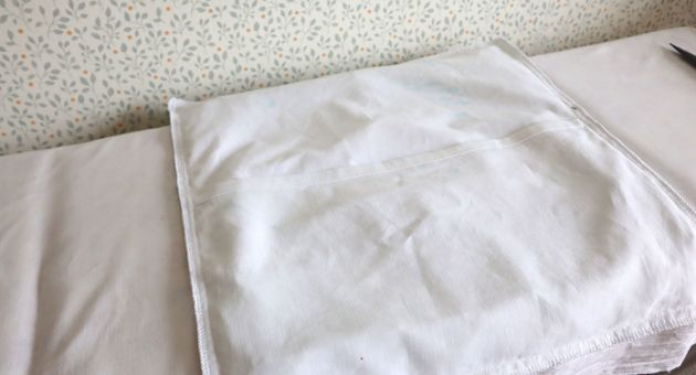 Тот случай, когда старая вещь подходит лучше новой: милая подушка из пододеяльника, которому уже за 50 лет