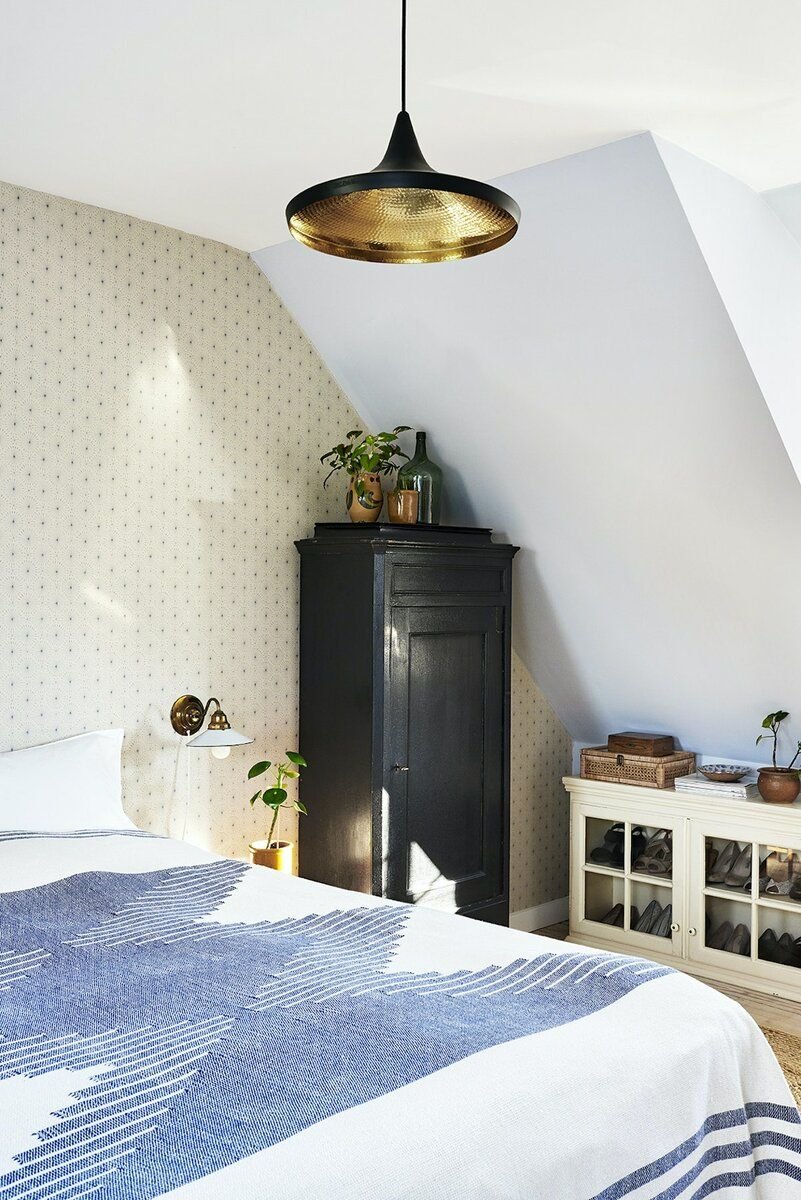 Дом в Дании без мимолетной моды: светлый скандинавский интерьер с множеством керамических деталей