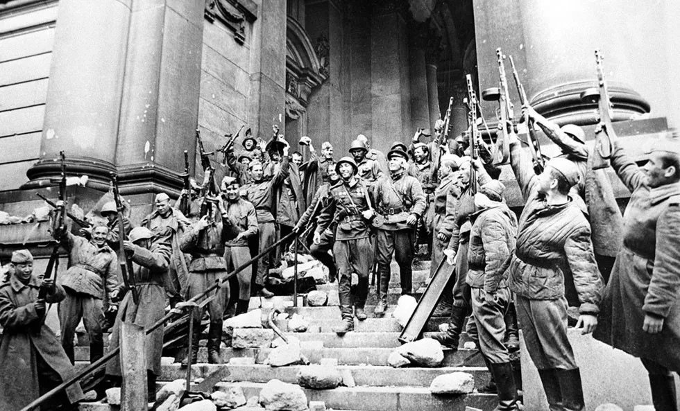 1945 год победа над фашистской германией. Советские солдаты у Рейхстага 1945. Берлин взятие Рейхстага май 1945. Взятие Берлина (1945 год). Советские солдаты в Берлине Рейхстаг.