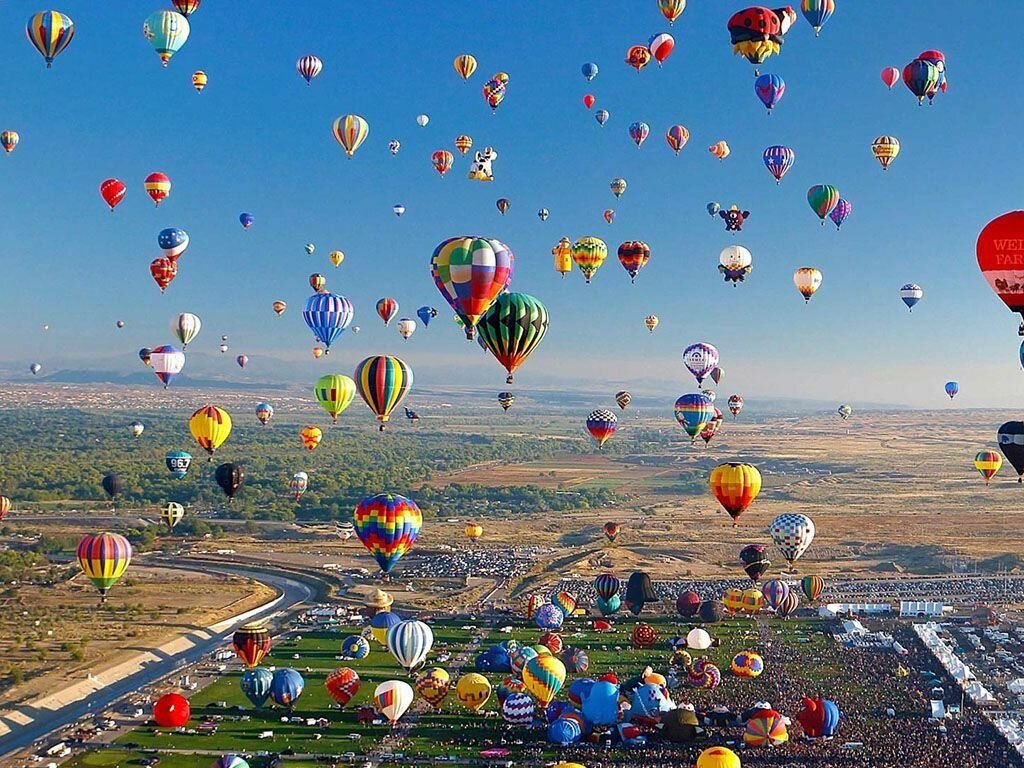 Город с воздушными шарами