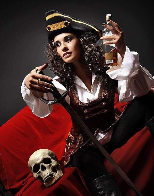 Девушка пиратка. Женщина пират. Пиратки фотосессия. Фотосессия в стиле пиратки. Девушка с ромом.