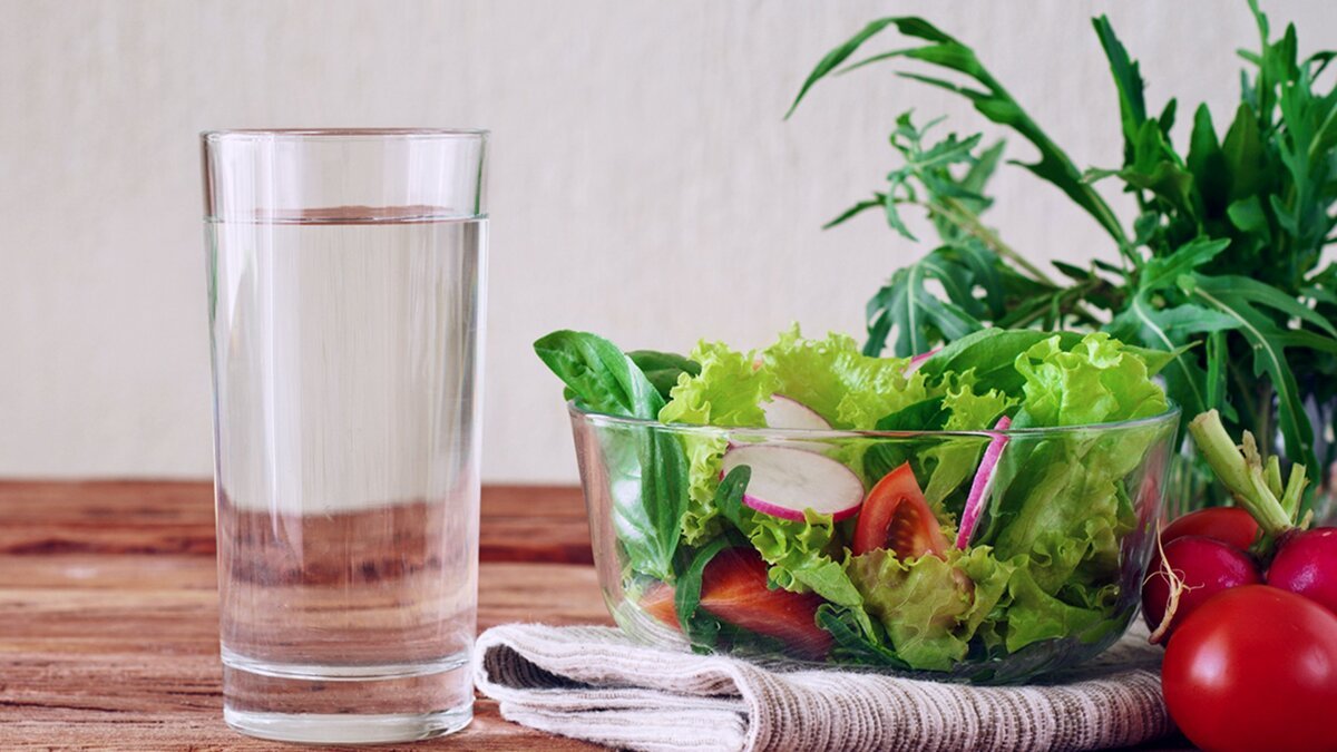 Вода прием еды. Пища и вода. Правильное питание вода. Овощи стакан воды. Стакан воды.