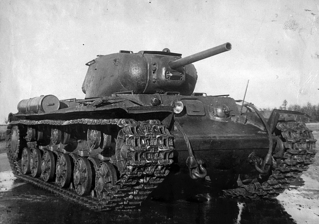 Советский танк 1943 года. Танк кв 1 с 1943. Тяжелый танк кв-1с. Тяжелый танк кв-1с 1942г. Танк кв-1с-152.
