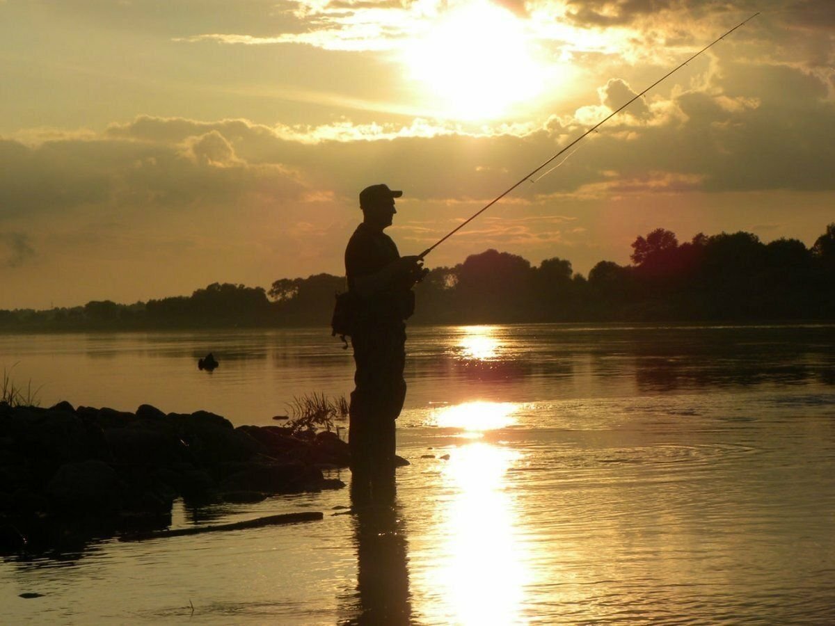 Рыбак на берегу водоема. Рыбак на берегу. Рыбак с удочкой. Природа рыбалка. Рыбак на берегу реки.