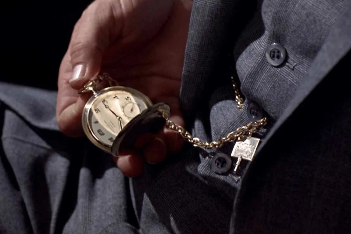 Вонявшего часов. Часы на цепочке. Карманные часы на цепочке. Карманные часы с костюмом. Карманные часы в руке.