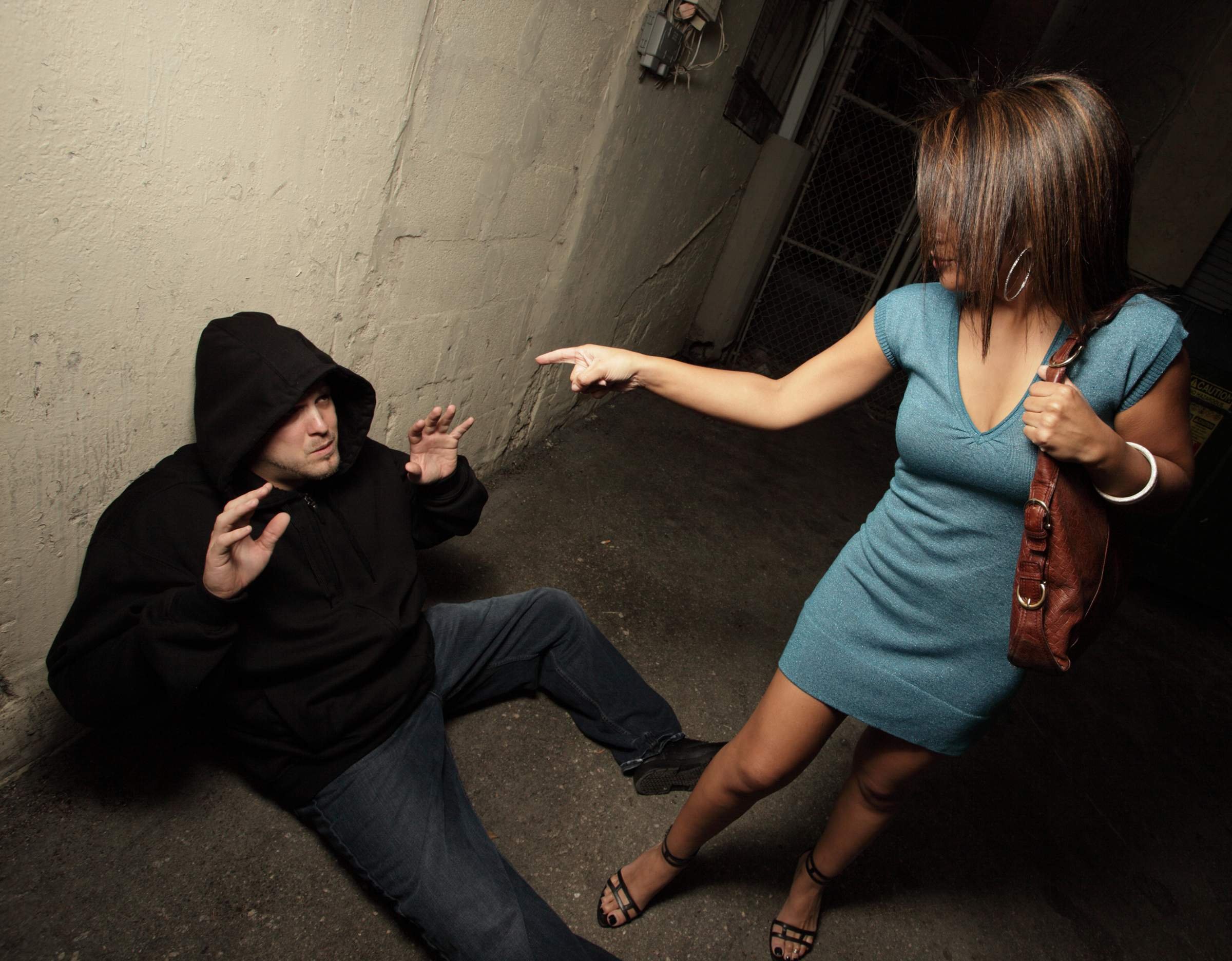 Нападение насилие. Женщина в подворотне. Женщина грабитель. Девушка защищается от парня. Женская самооборона в подворотне.