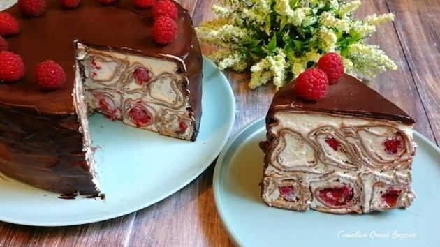 Нежный шоколадный торт с ягодами. Готовить просто, получается невероятно вкусно