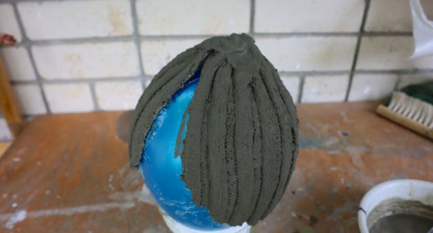 Старый шарф и воздушный шарик превратились в шикарную вещь для сада: такая фигурка в садовом центре стоит 4000 рублей