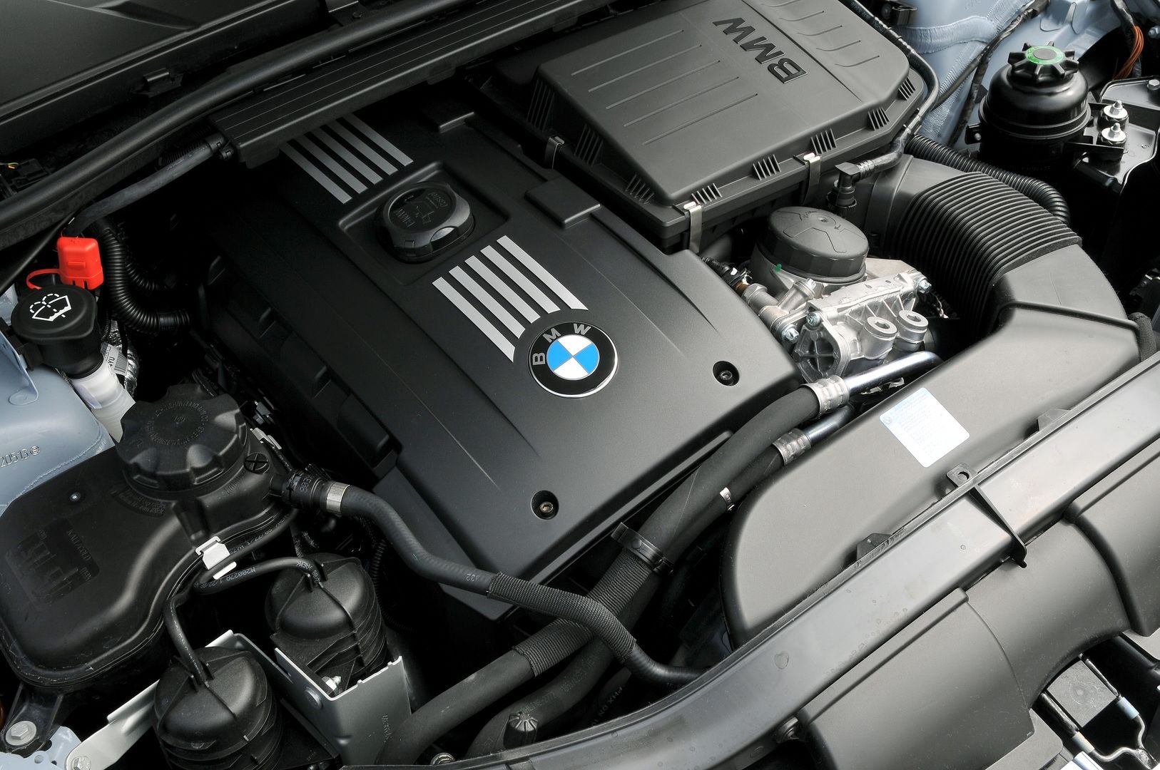 Двигатель бмв 320i. BMW 335 e90 мотор. BMW e92 подкапотка. Мотор BMW e90 325. 325 Е90 мотор n52.