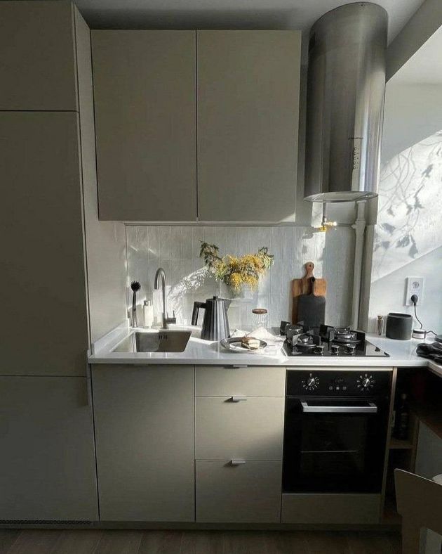 Мини-кухня 4,7 кв.м. Прекрасное преображение в маленькой кухни в которой уместился даже холодильник!