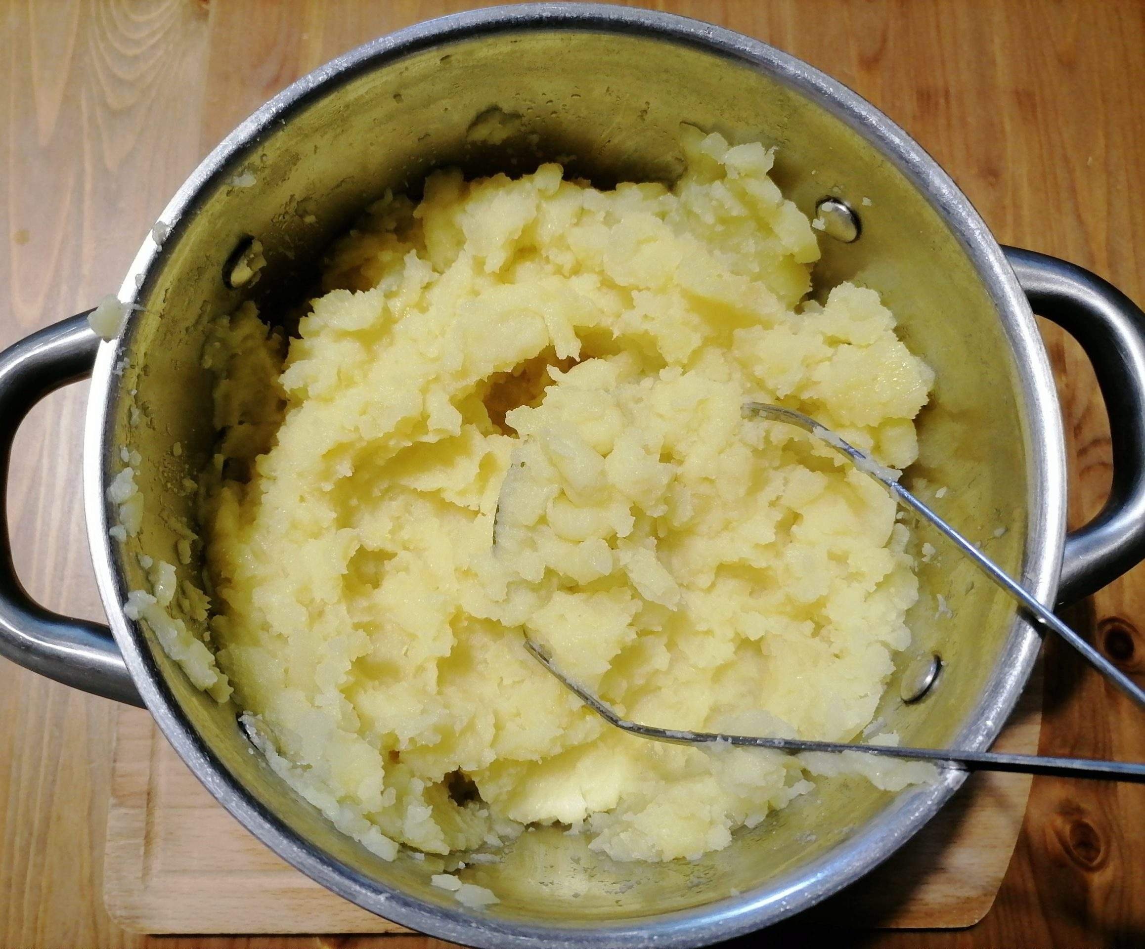 Пюре с маслом и яйцом рецепт. Сибирская толченка. Толченка для пюре. Картофельное пюре в кастрюле. Приготовление картофельного пюре.