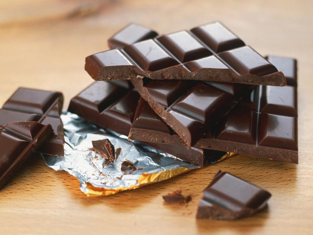 Ем шоколад плитками. Шоколад. Темный шоколад. Шоколад Горький. Разные виды шоколада.