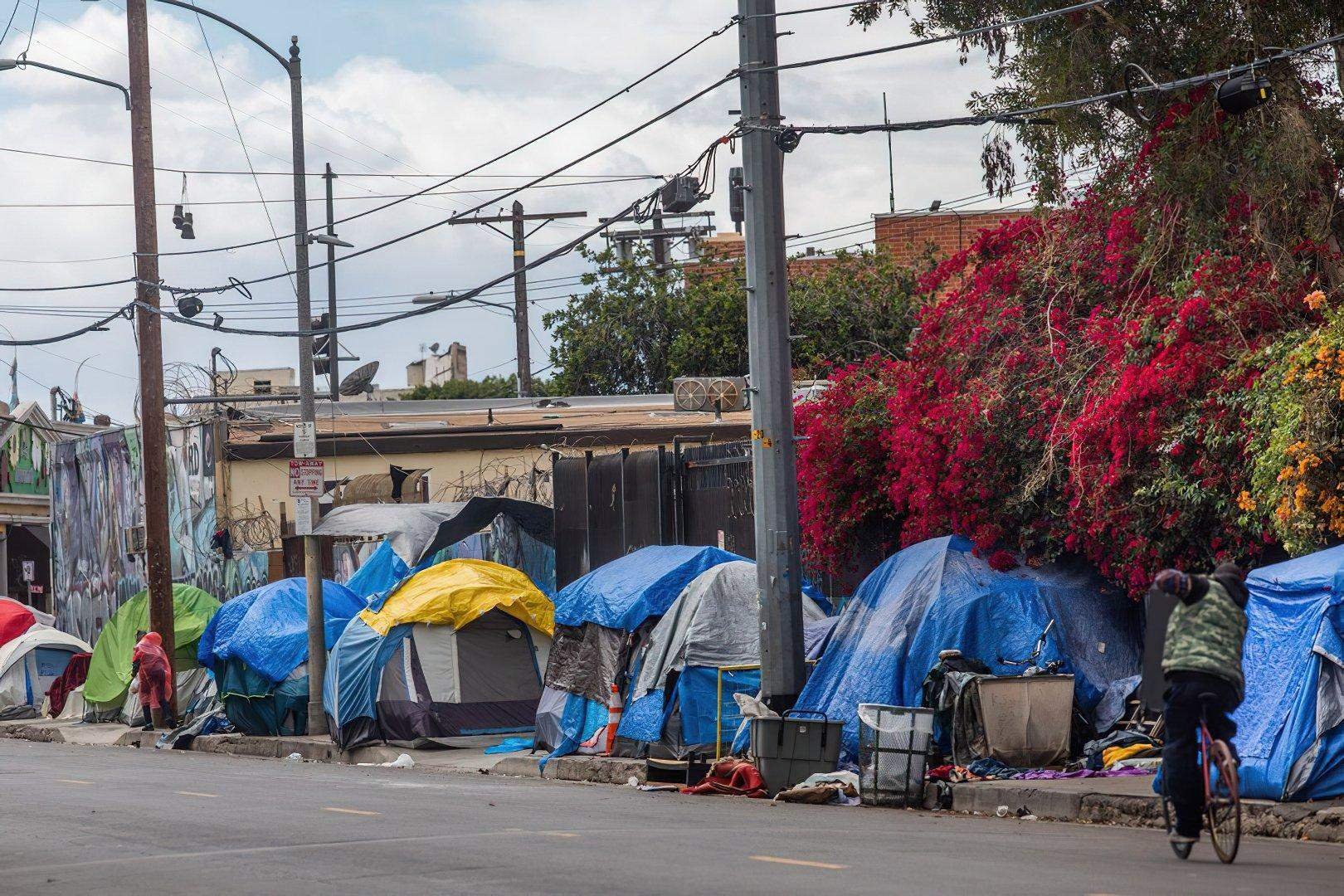 Лос анджелес бомжи. Лос Ажелес хрущобы. Лос Анджелес трущобы. Лос Анджелес бомжи палатки.