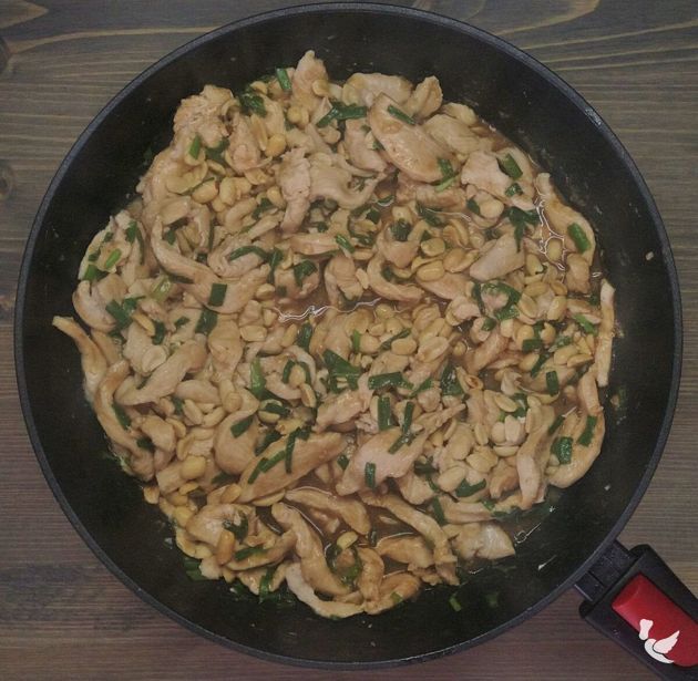 Рецепт «Курица в азиатском стиле» с соевым соусом, чесноком и арахисом, попробуйте Азию на вкус