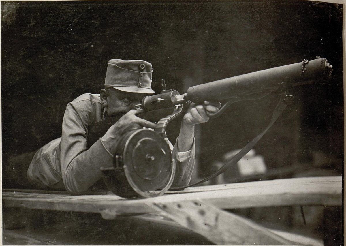 Стрельба из Maschinengewehr des Standschützen Hellriegel M1915 в положении «лёжа» во время испытания пистолета-пулемета. Октябрь 1915 г. Фото из открытых источников.