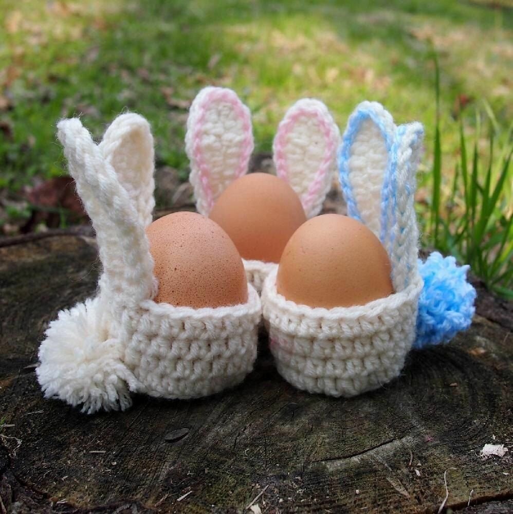 Подставка для яиц на пасху своими руками. Вязаные пасхальные яйца. Вязаная корзинка для пасхальных яиц. Вязаная подставка для пасхальных яиц. Подставка для яиц крючком.