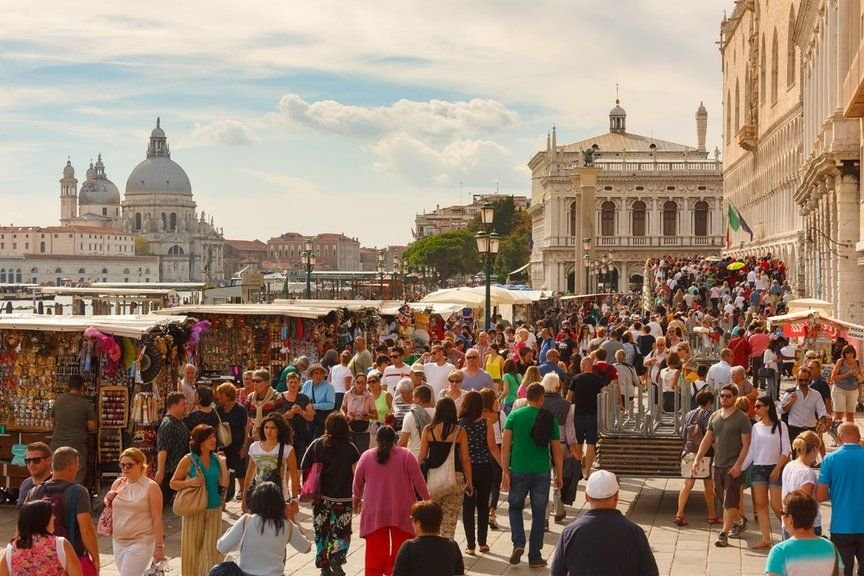 По приезду туристов. Turisti Италия. Население Италии 2022. Туристы в Венеции. Туристы в Риме.