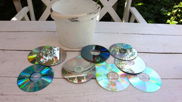 Время компакт-дисков прошло, но хозяйки покупают их и используют не по назначению: из них получается стильный декор для дома или сада